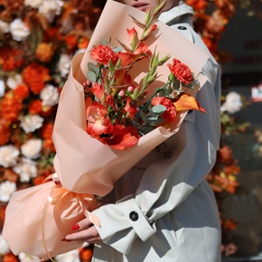 Букет "На закате дня" из гладиолусов, калл, гиперикума и диантусов в Дубне