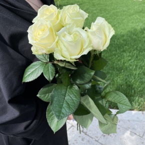 Букет из 5 белых роз (70 см) в Дубне