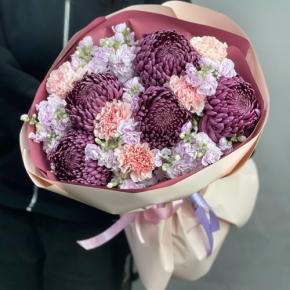 Букет "Софи" из хризантем Бигоуди, диантусов и ароматных маттиол в Дубне