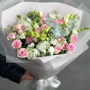 Букет "Особый случай " из ароматных маттиол, фрезий и кустовых роз в Дубне