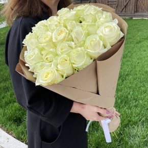 Букет из 25 белых роз в крафте (70 см) в Дубне