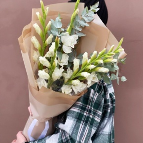 Букет из 5 белых гладиолусов и эвкалипта в Дубне