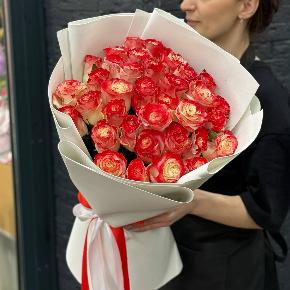 Букет " Клубничный коктейль" из 35 бело-красных роз в Дубне