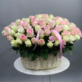 Композиция в корзине из 101 кенийской розы пастельный микс (40 см) в Дубне