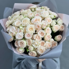 Букет "Кремовый микс" из 25 кустовых роз (50 см) в Дубне