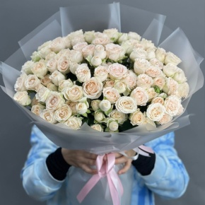 Букет из 35 кремовых кустовых роз (50 см) в Дубне