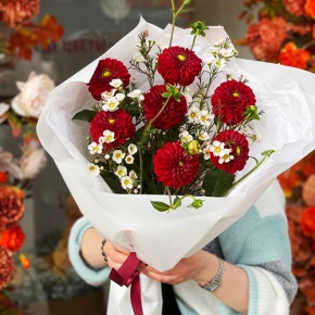 Букет "Марс" из георгин и хамелациума в Дубне