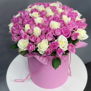 Композиция в шляпной коробке из 151 розы кения микс в Дубне