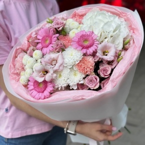 Букет "Розовые облака" из хризантемы, кустовых роз, диантусов, гортензии и эустом в Дубне