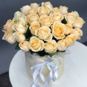 Композиция в шляпной коробке из 35 кремовых кенийских роз в Дубне