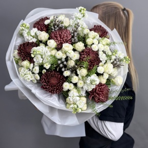 Букет "Шоколадный френч" из кустовых роз, хризантем Бигоуди, брунии, ароматных маттиол и сантини в Дубне