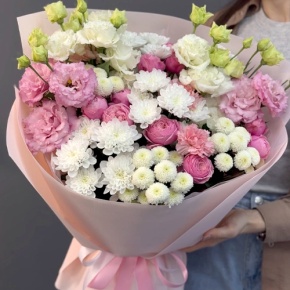 Букет "Задыхаюсь от нежности" из хризантемы, кустовых пионовидных роз, диантусов и эустом в Дубне