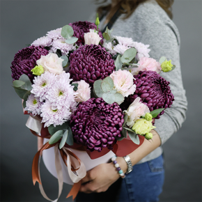 Композиция в шляпной коробке "Наденька" из хризантем Бигоуди, эустом и эвкалипта в Дубне