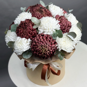 Композиция в шляпной коробке из 19 хризантем  в Дубне