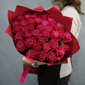 Букет из 35 малиновых роз Шангрила (50 см) в Дубне