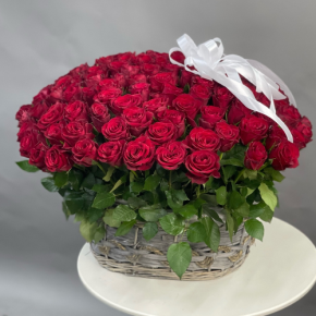 Композиция в корзине из 101 красной розы в Дубне