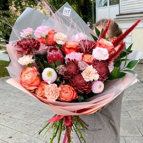 Букет "Каркаде" из хризантем Бигоуди и Момоко, роз Эквадор Кахала, озатамнуса,  эустом, протеи, и диантусов в Дубне