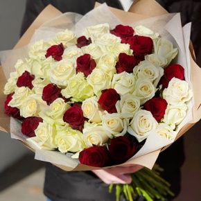 Букет 51 белая и красная роза (50 см) в Дубне