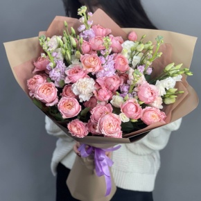 Букет "Лиана" из ароматных маттиол, пионовидных кустовых роз Джульетта, эустом и диантусов в Дубне