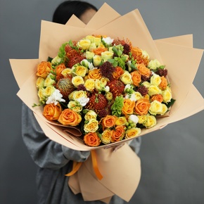 Букет "Осенние грёзы" из лейко, роз, фрезий, скиммии, молюцеллы и лейко в Дубне