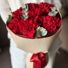 Букет "Красная пантера" из 7 роз Эквадор и эвкалипта в Дубне