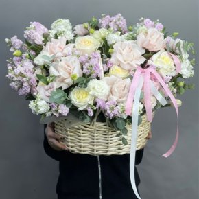 Композиция в корзине из роз Эквадор и ароматных маттиол в Дубне