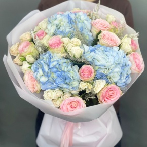 Букет "Легкий ветерок" из роз, конифера и гортензий в Дубне