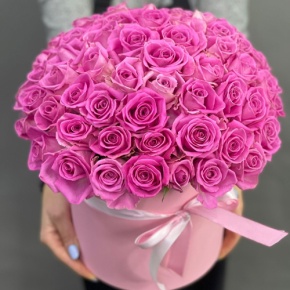 Композиция в шляпной коробке из 71 кенийской розы в Дубне