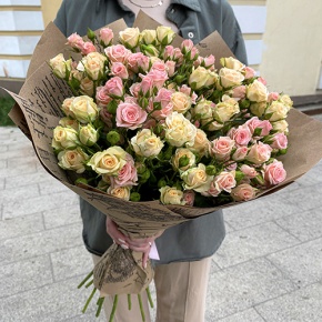 Букет из 19 кустовых роз в крафте (60 см) в Дубне