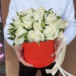 Композиция в шляпной коробке из 25 белых роз в Дубне