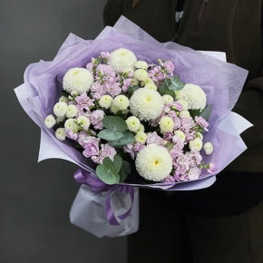 Букет "Ванила" из хризантем сантини, Момоко, эвкалипта и ароматных маттиол в Дубне