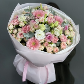 Букет "Я с тобой" из роз, эвкалипта, гербер, ароматных фрезий, озатамнуса, эустом и диантусов в Дубне