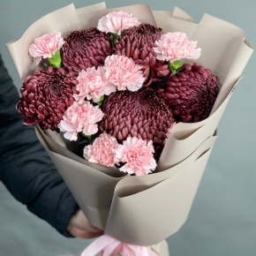 Букет из хризантем Бигоуди и розовых диантусов в Дубне