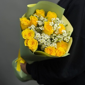 Букет "Нотка счастья" из лимонных роз и хамелациума (40 см) в Дубне