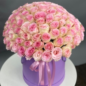 Композиция в шляпной коробке из 151 розы кения в Дубне