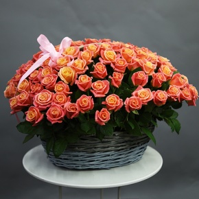 Композиция в корзине из 101 розы Мисс Пигги (50 см) в Дубне