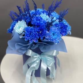 Композиция в шляпной коробке "Магия синего" из хризантем и конифера в Дубне