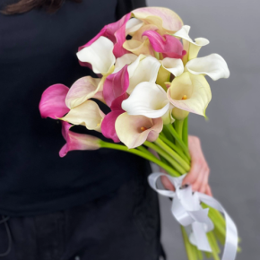 Букет из 21 каллы микс в Дубне