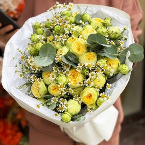 Букет "Иветта" из лимонных пионовидных кустовых роз и ромашек в Дубне