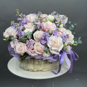 Композиция в корзине из французских роз и ароматных маттиол в Дубне