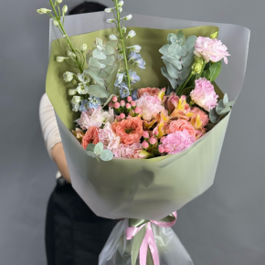 Букет "Таинственное очарование" из мазровых роз Риджентс парк, гиперикума, альстромерий, эустом и дельфиниума в Дубне