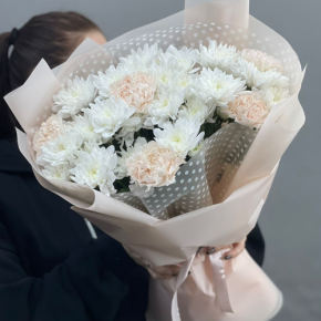 Букет из хризантем и диантусов пудра в Дубне