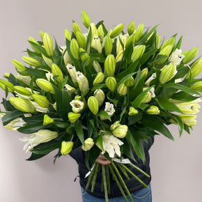 Объемный букет из 27 ароматных белых лилий в Дубне