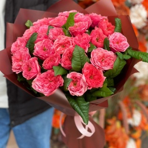 Букет из 25 махровых пионовидных роз Риджентс парк  (60 см) в Дубне