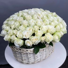 101 белая роза в корзине (40 см) в Дубне
