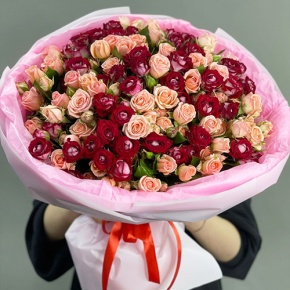 Букет "Рубиновый гранит" из 35 кустовых роз микс (50 см) в Дубне