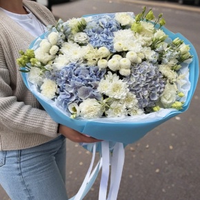 Букет "Голубые облака" из хризантемы, диантусов, Голландской гортензии, дельфиниума и эустомы в Дубне