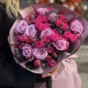 Букет "Малиновый вечер" из кустовых малиновых роз, вероники, лимониума и роз Меритим в Дубне