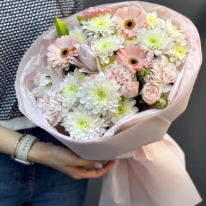 Букет "Дружба" из хризантемы, пионовидной лилии, гербер, диантусов и кустовых роз в Дубне