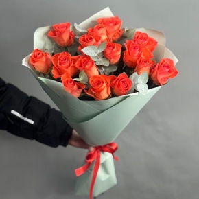 Букет из 15 морковных роз с эвкалиптом (50 см) в Дубне